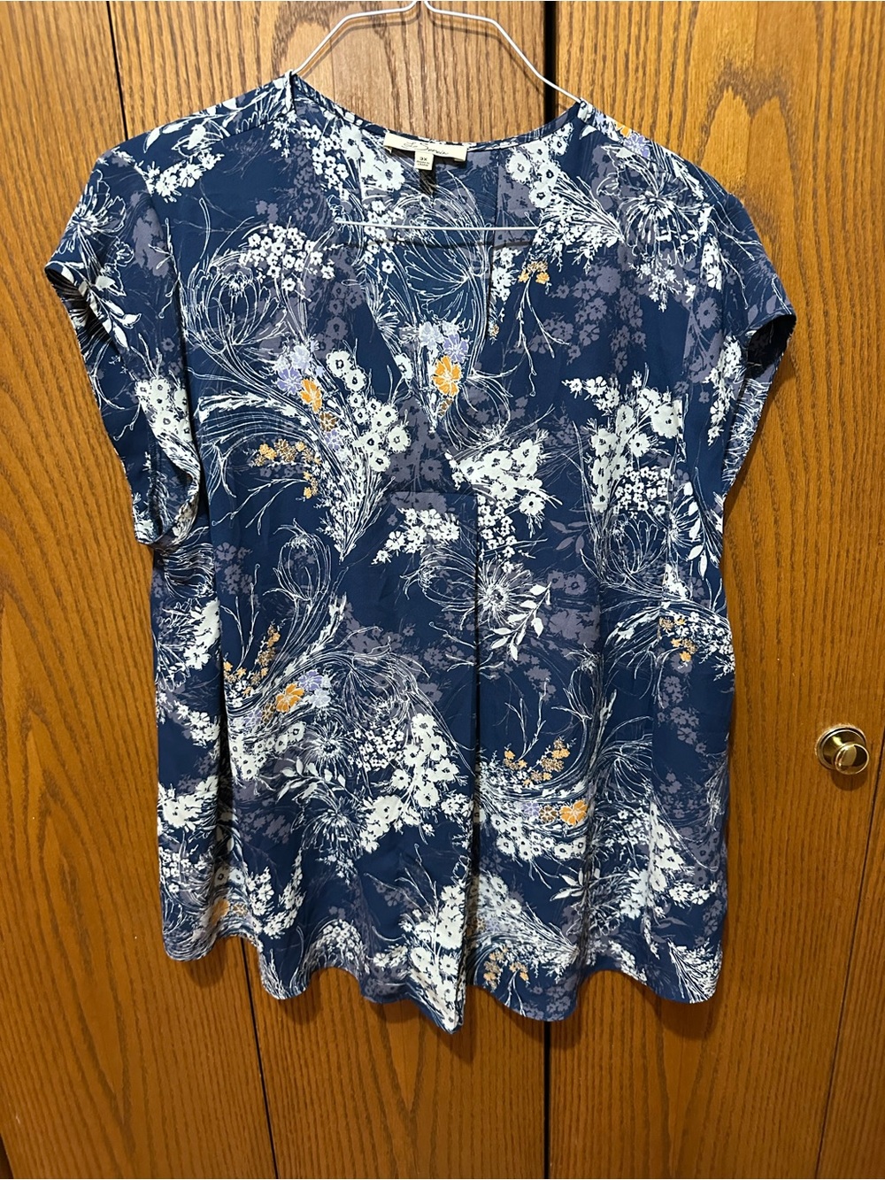 Les Serein Women's Navy Floral Short-Sleeve V-Neck Top